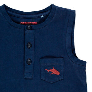 Μπλουζάκι αμάνικο βαμβακερό και στο τσεπάκι ,κεντημένος καρχαρίας  