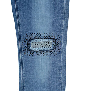 Παιδικά - Τζιν σε slim γραμμή με φθαρμένη και τσαλακωμένη όψη και διακοσμητικά στοιχεία 