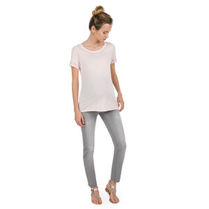 Εφαρμοστό τζιν εγκυμοσύνης με φθαρμένη και τσαλακωμένη όψη 