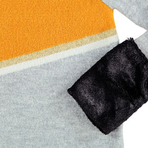 Πλεκτό μακρυμάνικο φόρεμα με παιχνίδι αντιθέσεων και λεπτομέρειες από ψεύτικη γούνα 