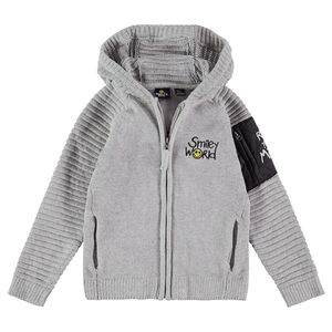 Πλεκτή ζακέτα με κουκούλα, τσέπη με φερμουάρ και μπουκλέ σήμα ©Smiley 