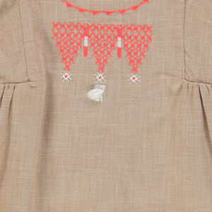 Βαμβακερό φόρεμα με κεντήματα και φουντίτσα 