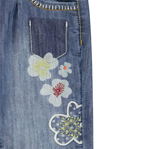 Τζιν μέχρι τον αστράγαλο, με τύπωμα και σήματα 