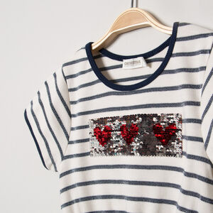 Κοντομάνικο φόρεμα σε ναυτικό στυλ με μήνυμα από «μαγικές» πούλιες 