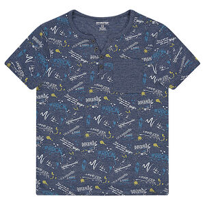 Κοντομάνικη μπλούζα από ζέρσεϊ με εμπριμέ μοτίβο και λαιμόκοψη κελεμπίας 