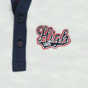 Κοντομάνικο πόλο με κουκούλα και κεντημένη φράση 