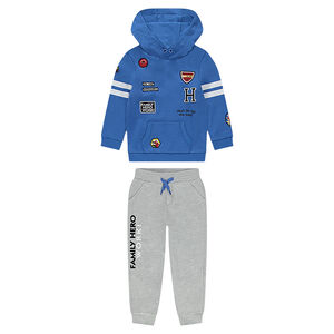 Φόρμα από δίχρωμη φανέλα με σήματα και στάμπες 