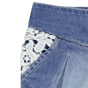 Σορτς από σαμπρέ ύφασμα και δαντέλα 