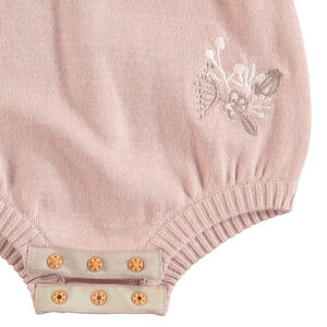 Ολόσωμο πλεκτό φορμάκι με βολάν στα μανίκια και φλοράλ κέντημα 