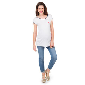 Κοντομάνικη μπλούζα με τσέπη και κεντημένη φράση 