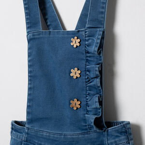 Salopette courte à volant et boutons fantaisie 