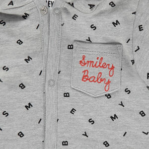 Κοντή ολόσωμη φόρμα με κουκούλα με γράμματα σε όλη την επιφάνεια και σήμα ©Smiley  