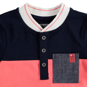 Κοντομάνικο δίχρωμο πόλο με ρίγες και τσέπη από σαμπρέ ύφασμα  