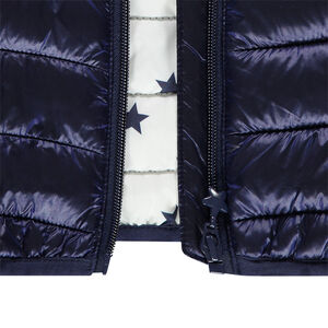 Ελαφρύ καπιτονέ αδιάβροχο μπουφάν με κουκούλα και θήκη με στάμπα 