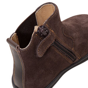 Χαμηλές μπότες από σουέτ δέρμα, με φερμουάρ και λάστιχο 