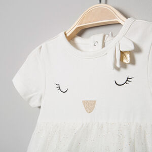 Φόρεμα -body κοντομάνικο με βολάν και τούλι και τυπωμένες λεπτομέρειες. 