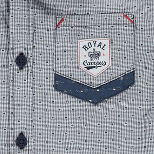 Μακρυμάνικο πουκάμισο με διακριτικό εμπριμέ μοτίβο και αντιθέσεις 