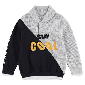 Δίχρωμο πλεκτό πουλόβερ με φερμουάρ στη λαιμόκοψη και μπουκλέ φράση 