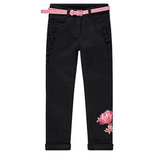 Τζιν με ζέρσεϊ επένδυση, κεντημένα λουλούδια και μεταλλιζέ ζώνη 