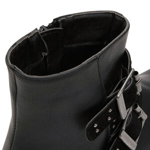 Μποτάκια από συνθετικό δέρμα με διακοσμητικές αγκράφες και καρφάκια 