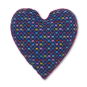 Coussin décoratif en forme de coeur avec motifs fantaisies. 