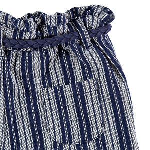 Σορτσάκι με ζακάρ ρίγες και αφαιρούμενη ζώνη σε σχέδιο πλεξίδα 