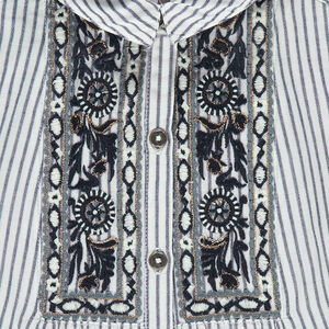 Μακρυμάνικο πουκάμισο με λεπτές ρίγες και κεντήματα 