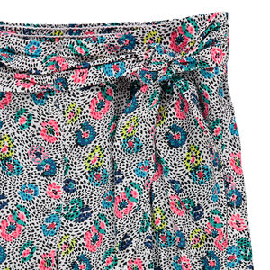 Pantacourt εμπριμέ με ζώνη με φιόγκο  