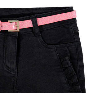 Τζιν με ζέρσεϊ επένδυση, κεντημένα λουλούδια και μεταλλιζέ ζώνη 