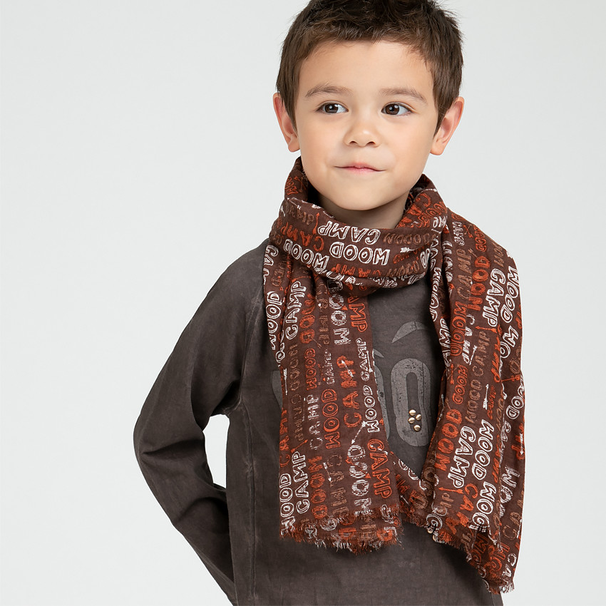 Φουλάρι από βουάλ βισκόζης με τυπωμένο κείμενο σε αντίθεση 