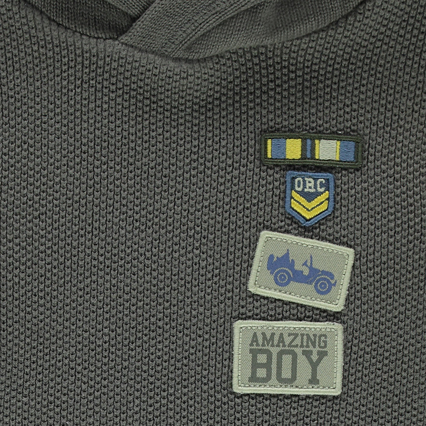 Πλεκτό πουλόβερ με κουκούλα και απλικέ σήματα 