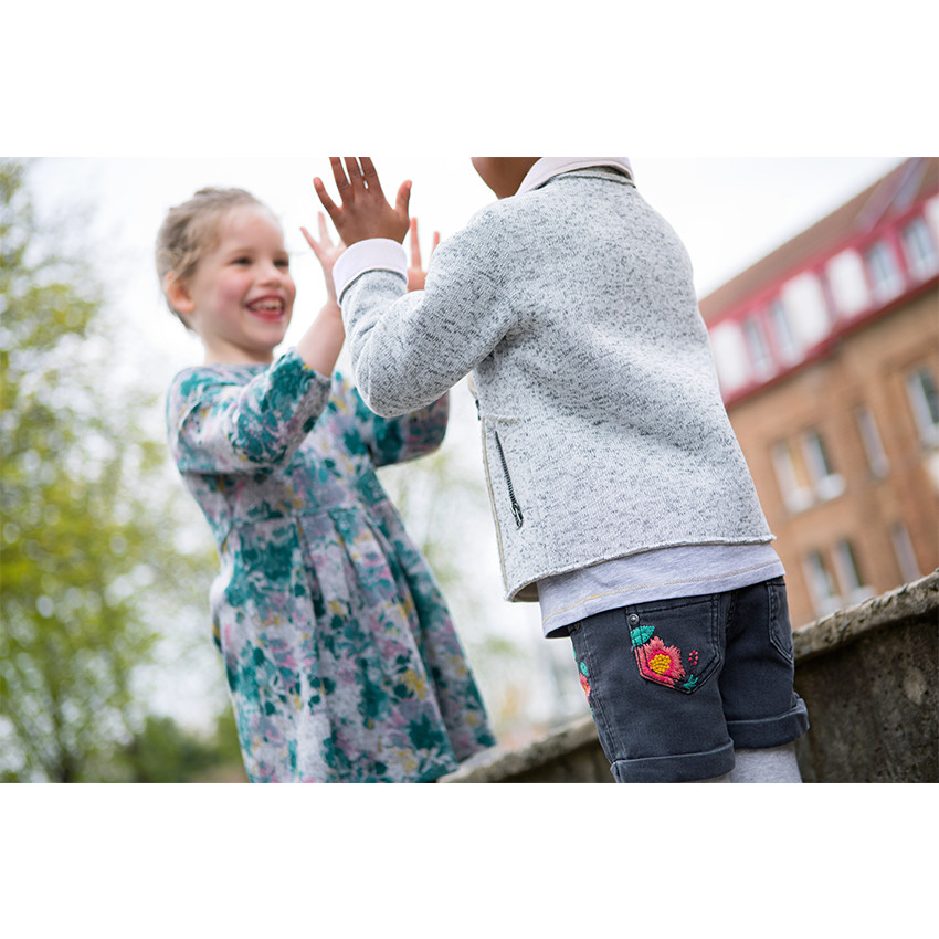 Τζιν σορτς με κέντημα και ζώνη με παγιέτες 