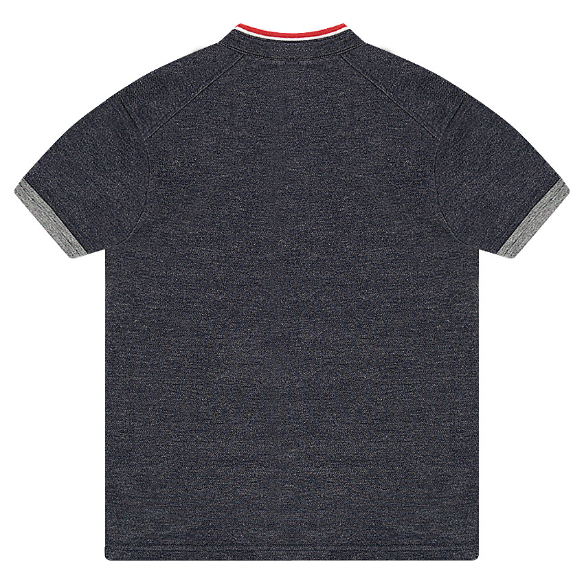 Ζέρσεϊ πόλο με λεπτομέρειες σε αντίθεση 