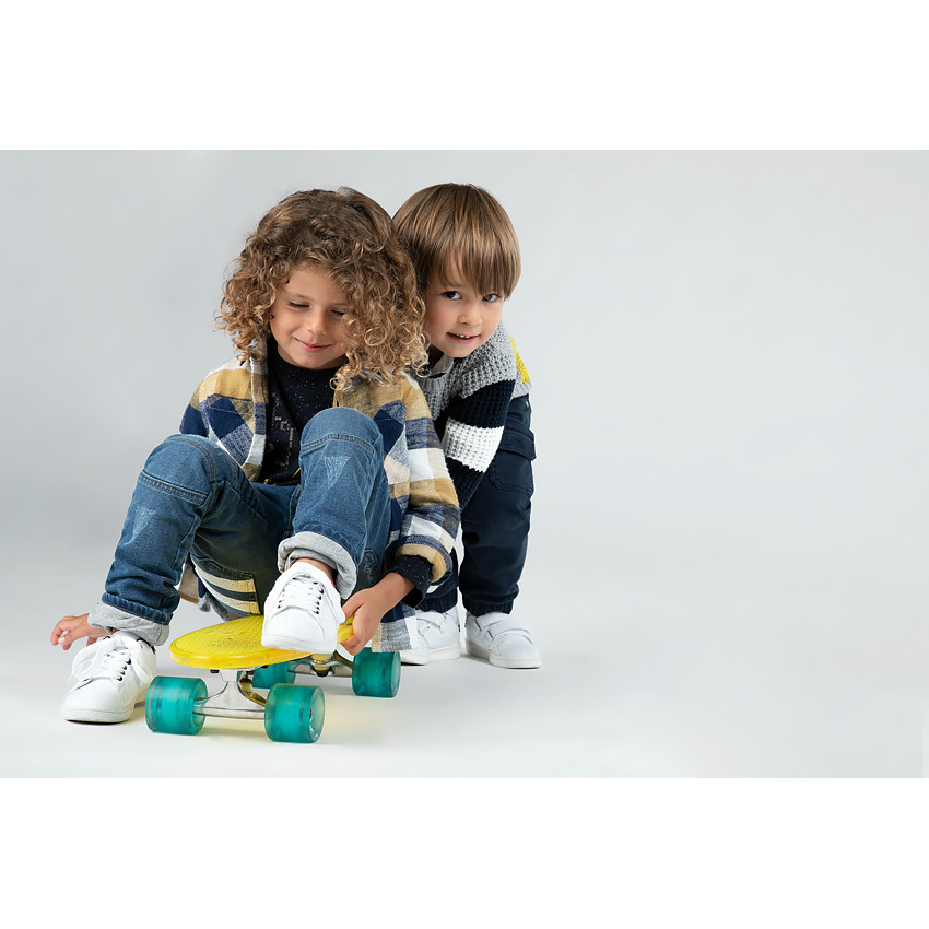 Τζιν με φθαρμένη και τσαλακωμένη όψη ζέρσεϊ με ραφές 