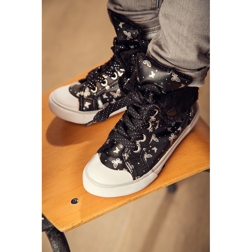 Μαύρα αθλητικά μποτάκια με μοτίβο πεταλούδες και ρεβέρ από sherpa 