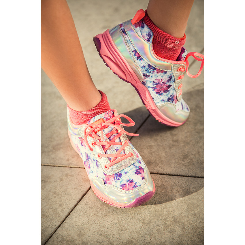 Baskets basses coloris argenté et imprimées fleurs 