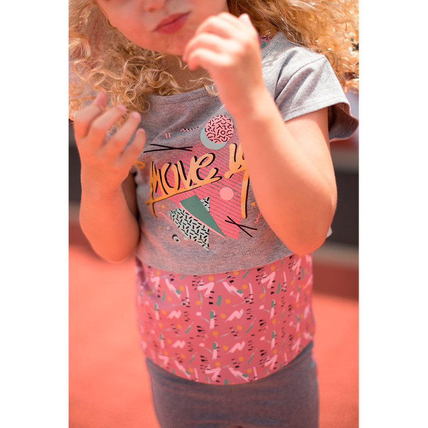 Κοντό τοπ 2 σε 1 με κοντά μανίκια και εμπριμέ αμάνικη μπλούζα  