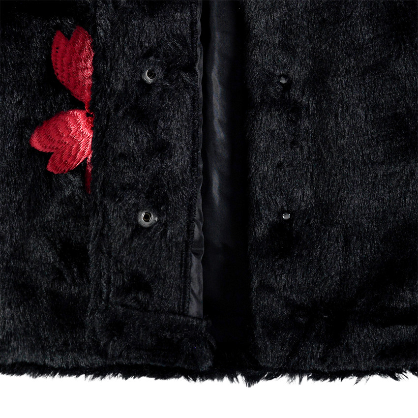 Αμάνικη ζακέτα από συνθετική γούνα με κεντημένο λουλούδι 