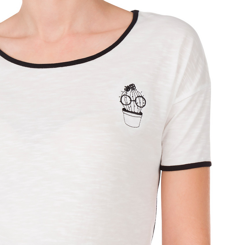 Κοντομάνικη μπλούζα με στάμπα και λοξό ρέλι σε αντίθεση 