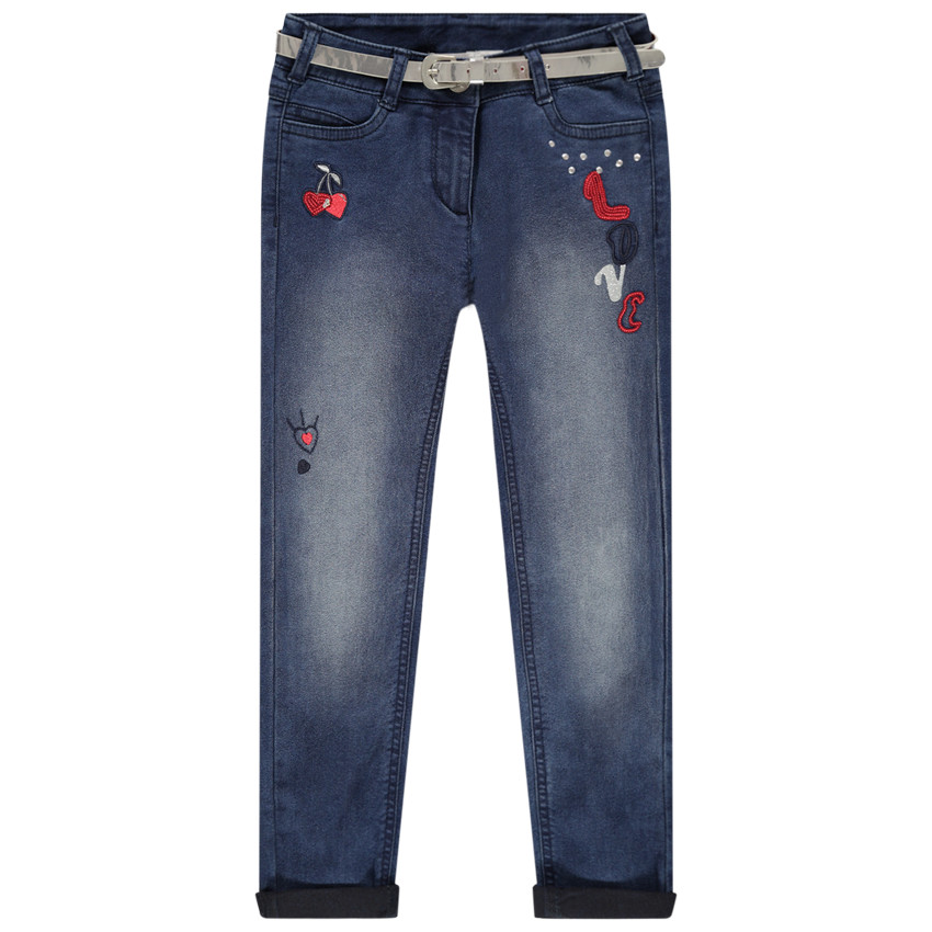 Τζιν με φθαρμένη όψη, κεντήματα και ασημί ζώνη 