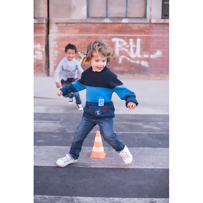 Πλεκτό πουλόβερ με λωρίδες σε αντίθεση και απλικέ σήματα 