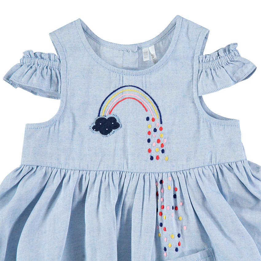 Φόρεμα με άνοιγμα στους ώμους και κεντημένο ουράνιο τόξο 