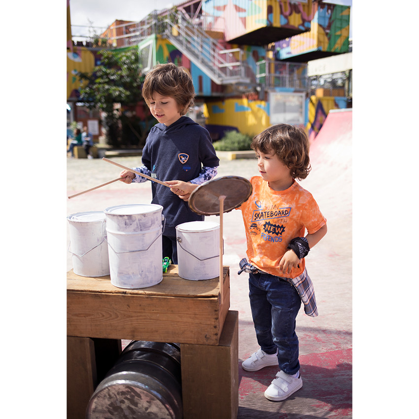 Φανελένιο κοντομάνικο φούτερ με κουκούλα και απλικέ σήματα 