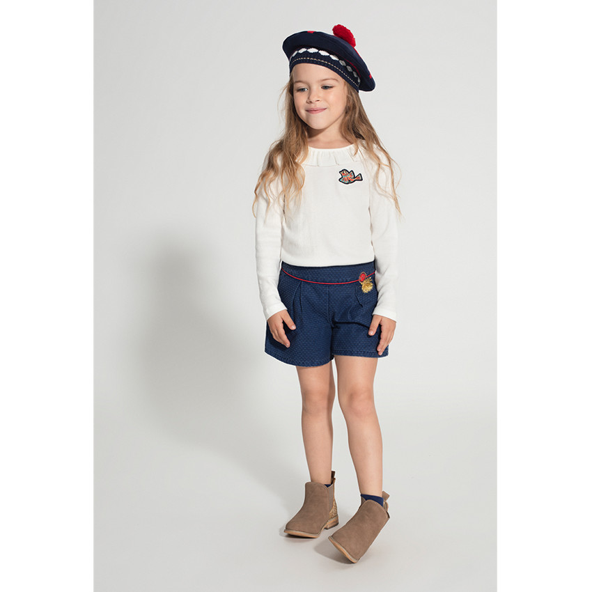 Σορτσάκι με σήμα με κρόσσια και κόκκινη νότα 