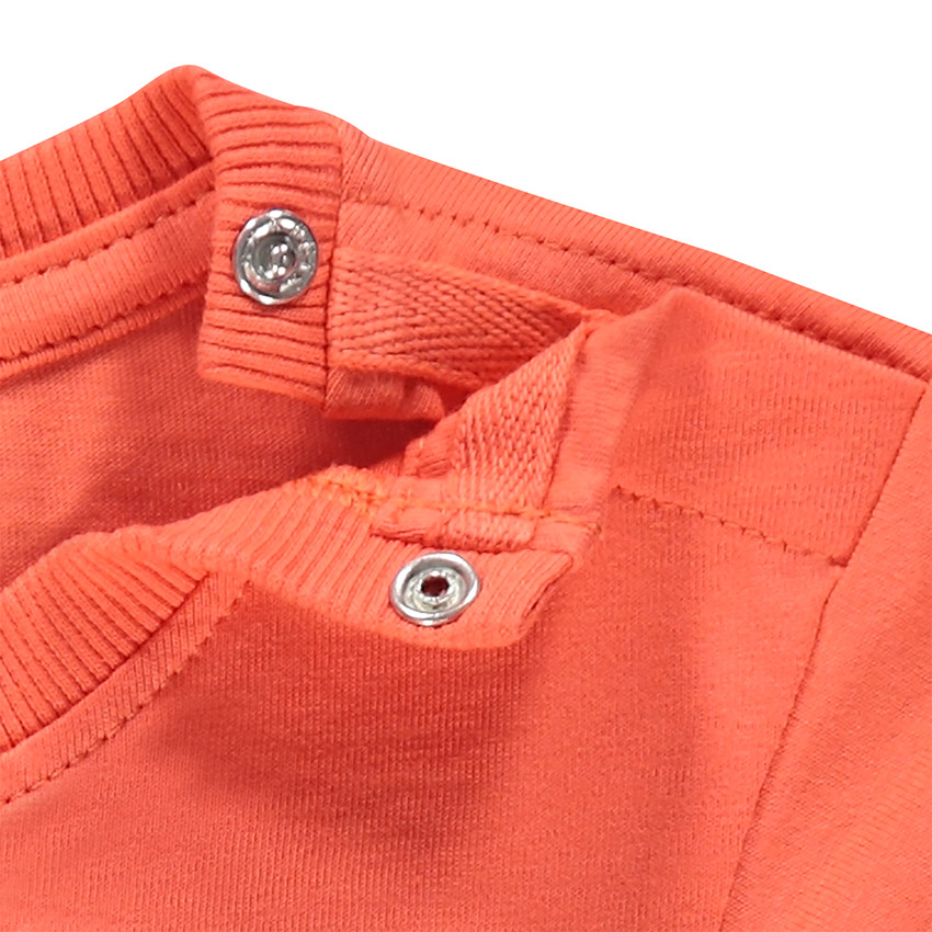 Μονόχρωμη κοντομάνικη μπλούζα με φαντεζί τύπωμα 