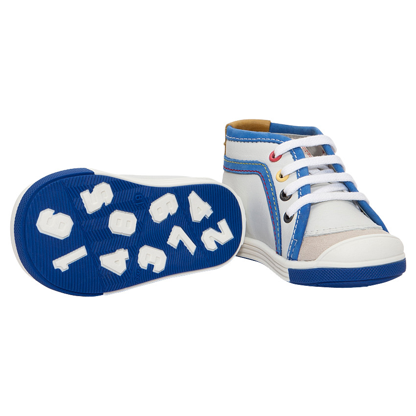 Δερμάτινα μποτάκια με φάσες που κάνουν αντίθεση. 