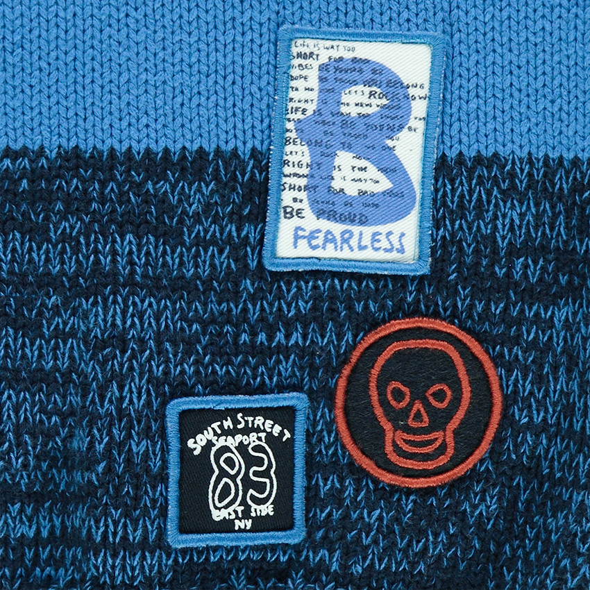 Πλεκτό πουλόβερ με λωρίδες σε αντίθεση και απλικέ σήματα 