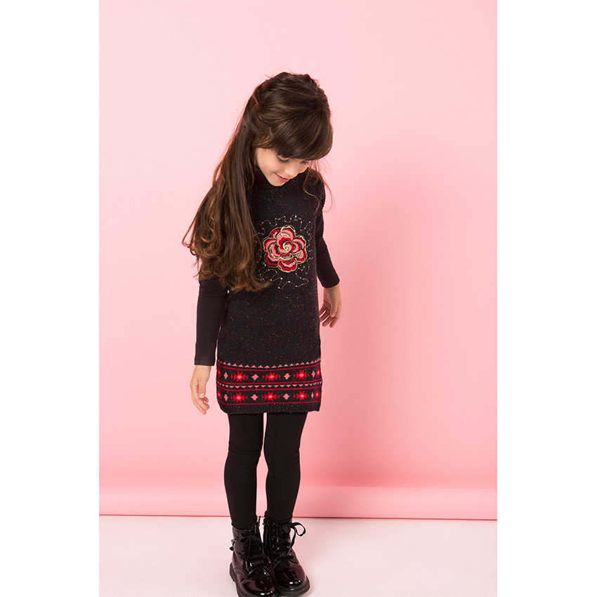 Πλεκτό κοντομάνικο φόρεμα με κεντημένο λουλούδι 