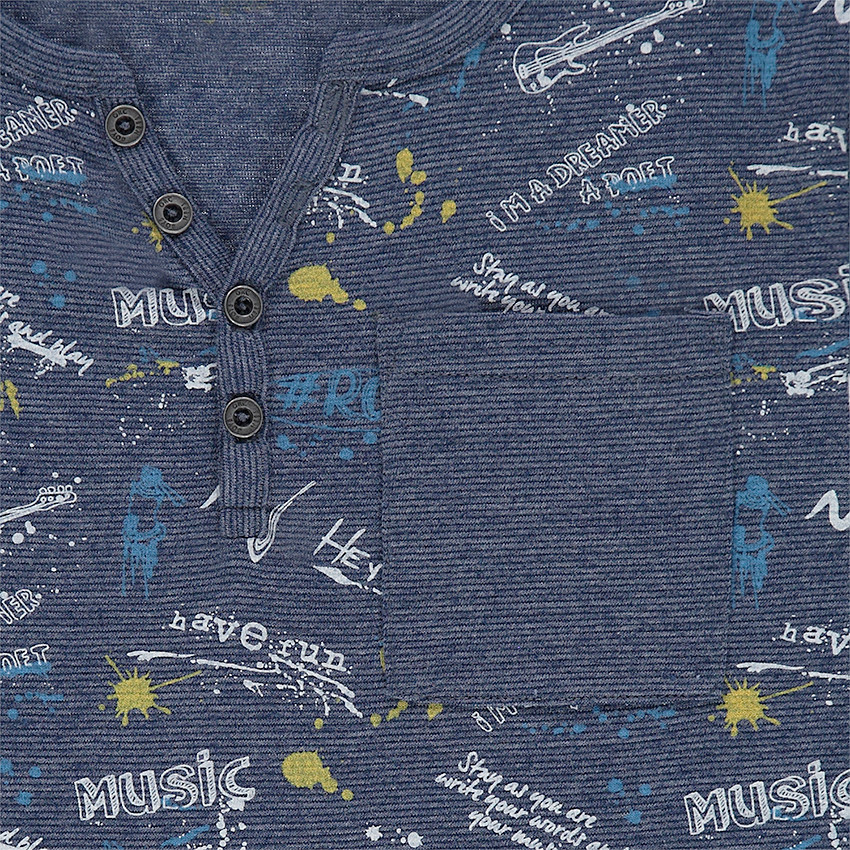 Κοντομάνικη μπλούζα από ζέρσεϊ με εμπριμέ μοτίβο και λαιμόκοψη κελεμπίας 