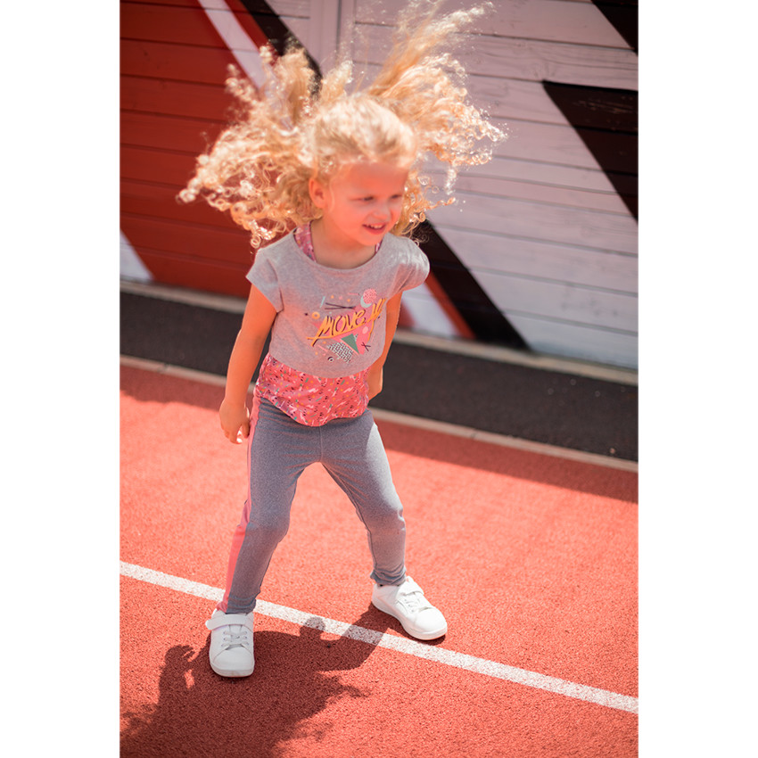 Κοντό τοπ 2 σε 1 με κοντά μανίκια και εμπριμέ αμάνικη μπλούζα  